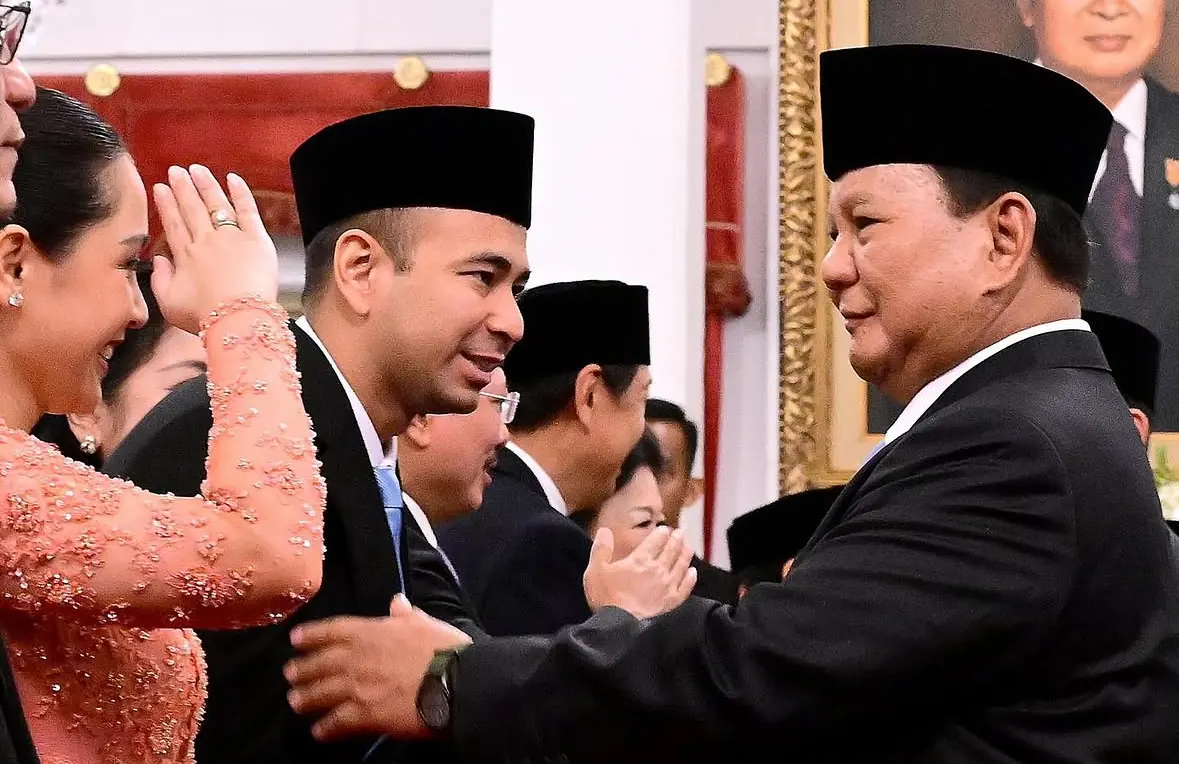 Raffi Ahmad dan Nagita Slavina bersalaman dengan Presiden Prabowo Subianto dalam sebuah acara pengangkatan Utusan Khusus Presiden Bidang Pembinaan Generasi Muda dan Pekerja Seni. Rencana IPO RANS seharga Rp170 per saham membuka akses ritel. Namun, investor wajib mencermati risiko laten mulai dari tata kelola, likuiditas sekunder, hingga dualisme jabatan politik figur utamanya. Foto: Instagram @raffinagita1717.