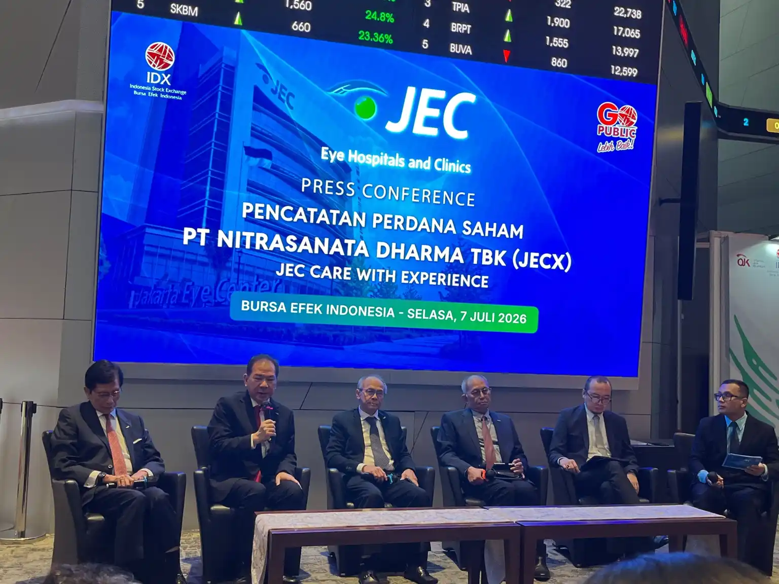 Jajaran direksi PT Nitrasanata Dharma Tbk (JECX) menyampaikan paparan kepada media usai pencatatan perdana saham di Bursa Efek Indonesia (BEI), Jakarta, Selasa, 7 Juli 2026. Foto: Gusti Ridani/KabarBursa.