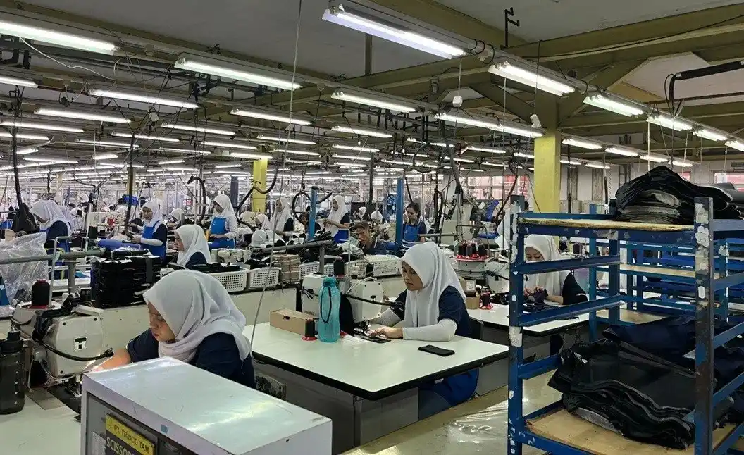 Aktivitas pekerja di PT Trisula International Tbk (Foto: Dok. TRIS)