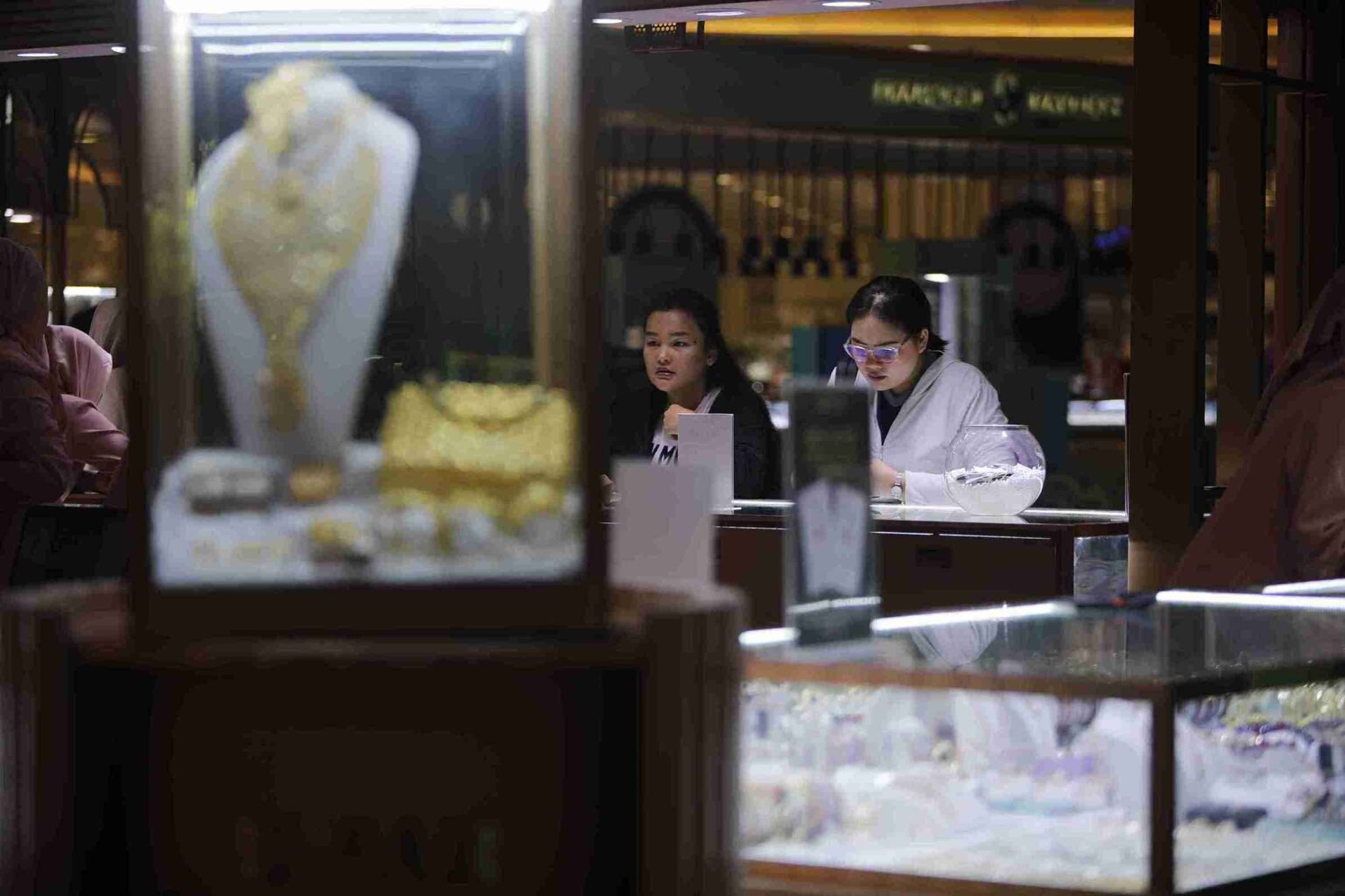 Emas Loyo di Awal Maret, Dolar AS Perkasa Berkat Trump