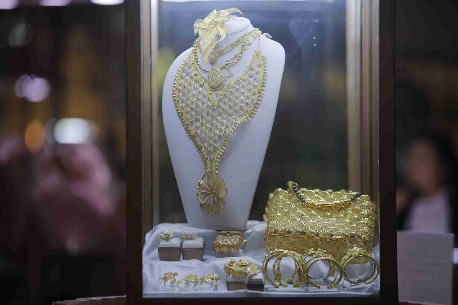 Harga Emas Naik, Dolar Melemah, Pasar Masih Ketar-ketir