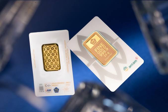 Emas Makin Bersinar, Dolar Melemah di Tengah Perang Dagang