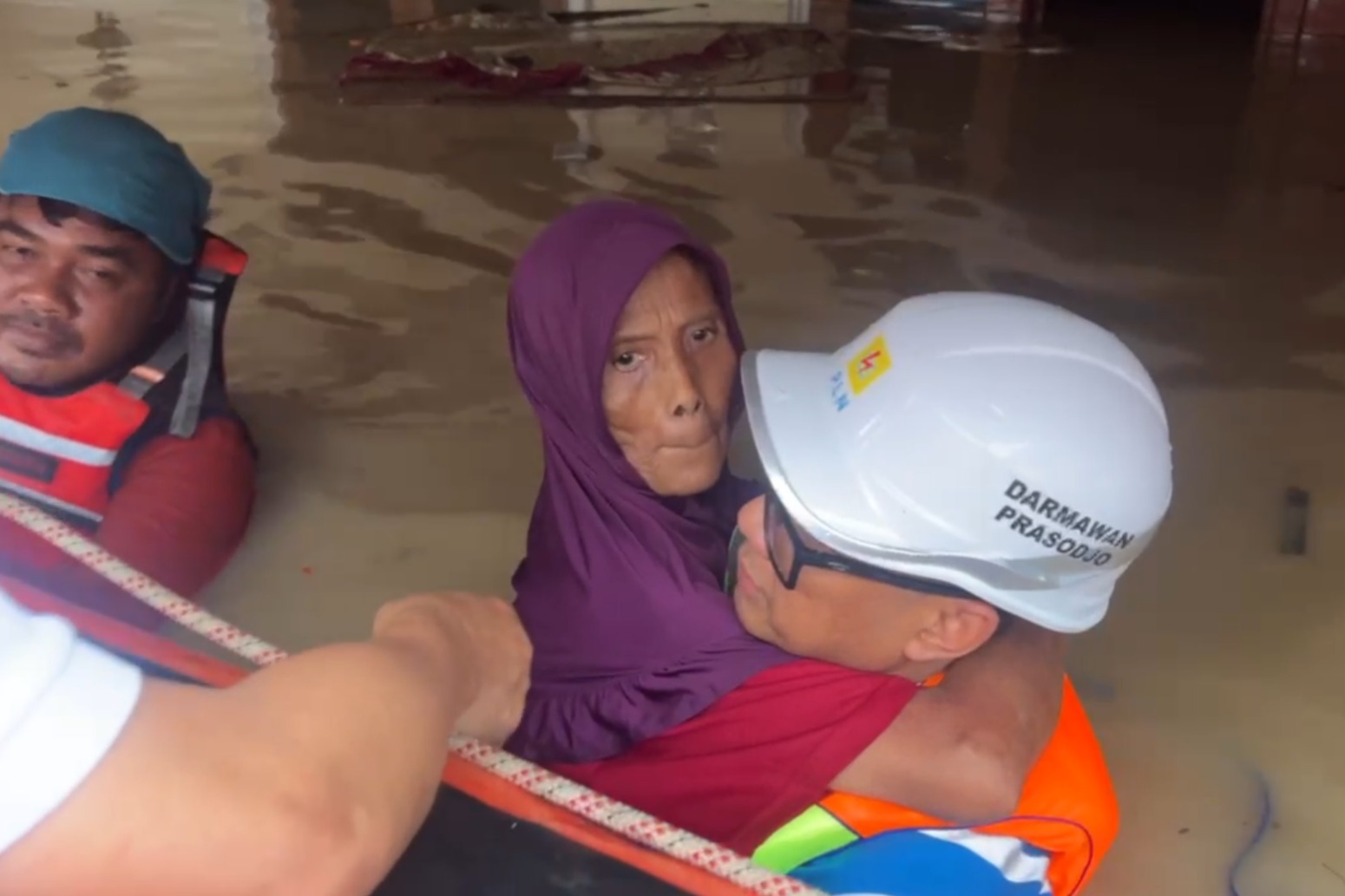 PLN Kontrol Keamanan Kelistrikan di Tengah Banjir Bekasi