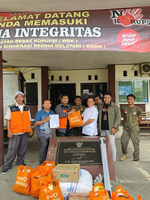 BNI Bagikan Sembako-Alat Kebersihan untuk Korban Banjir