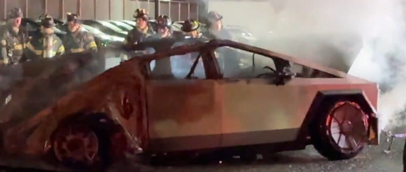  Mobil Tesla jadi Sasaran Vandalisme, 4 Cybertruck Hangus