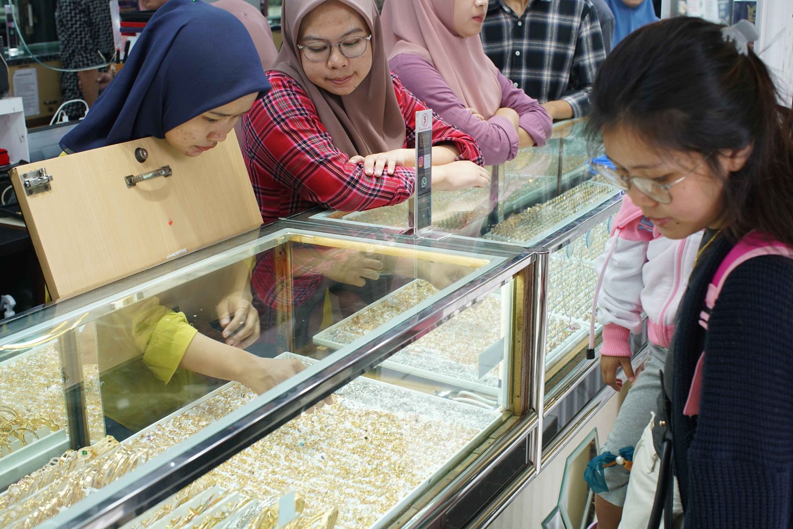 Harga Emas Melesat Dekati Tonggak USD3.000 per Ons