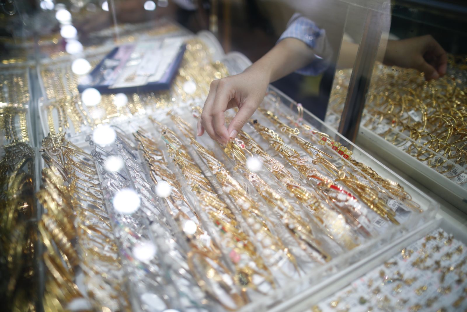 Harga Emas Turun, tapi Masih Catat Kenaikan Mingguan