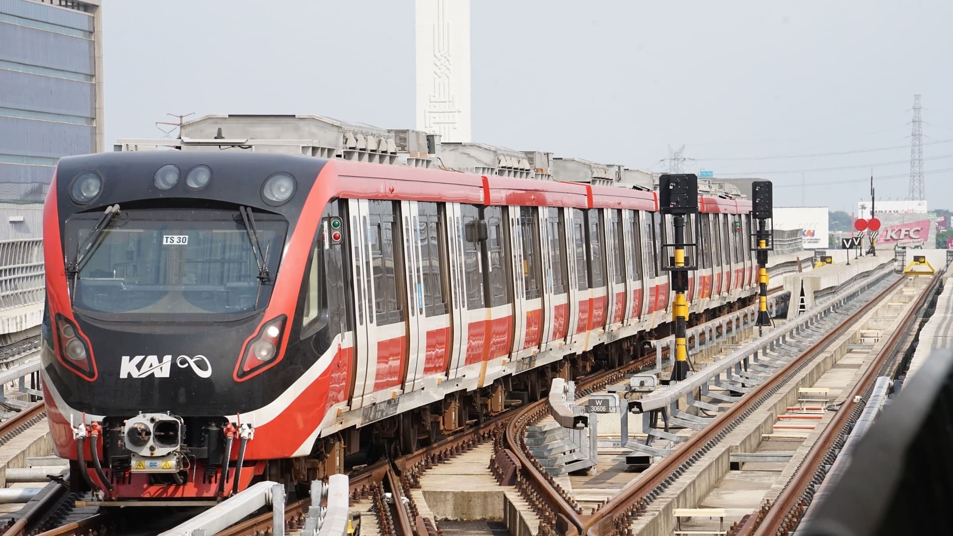 KAI Catat Lonjakan Pengguna LRT Jabodebek Lebaran 2025