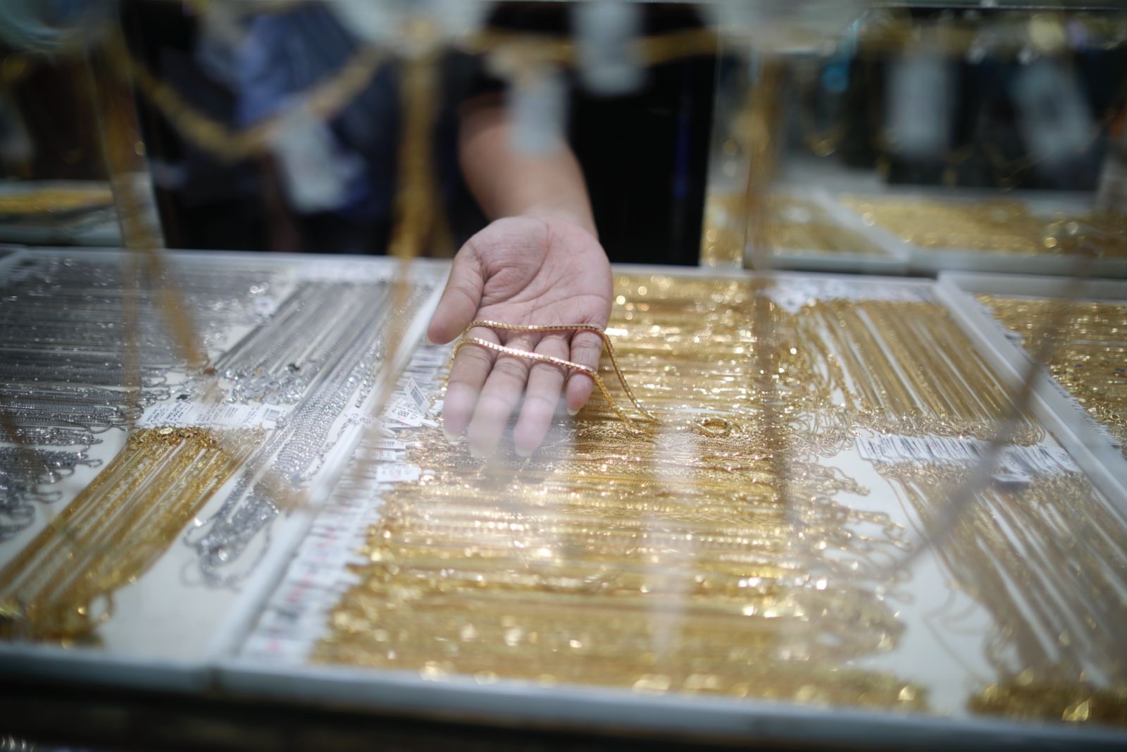 Harga Emas Terkoreksi Tipis, Masih Dekat Rekor Tertinggi
