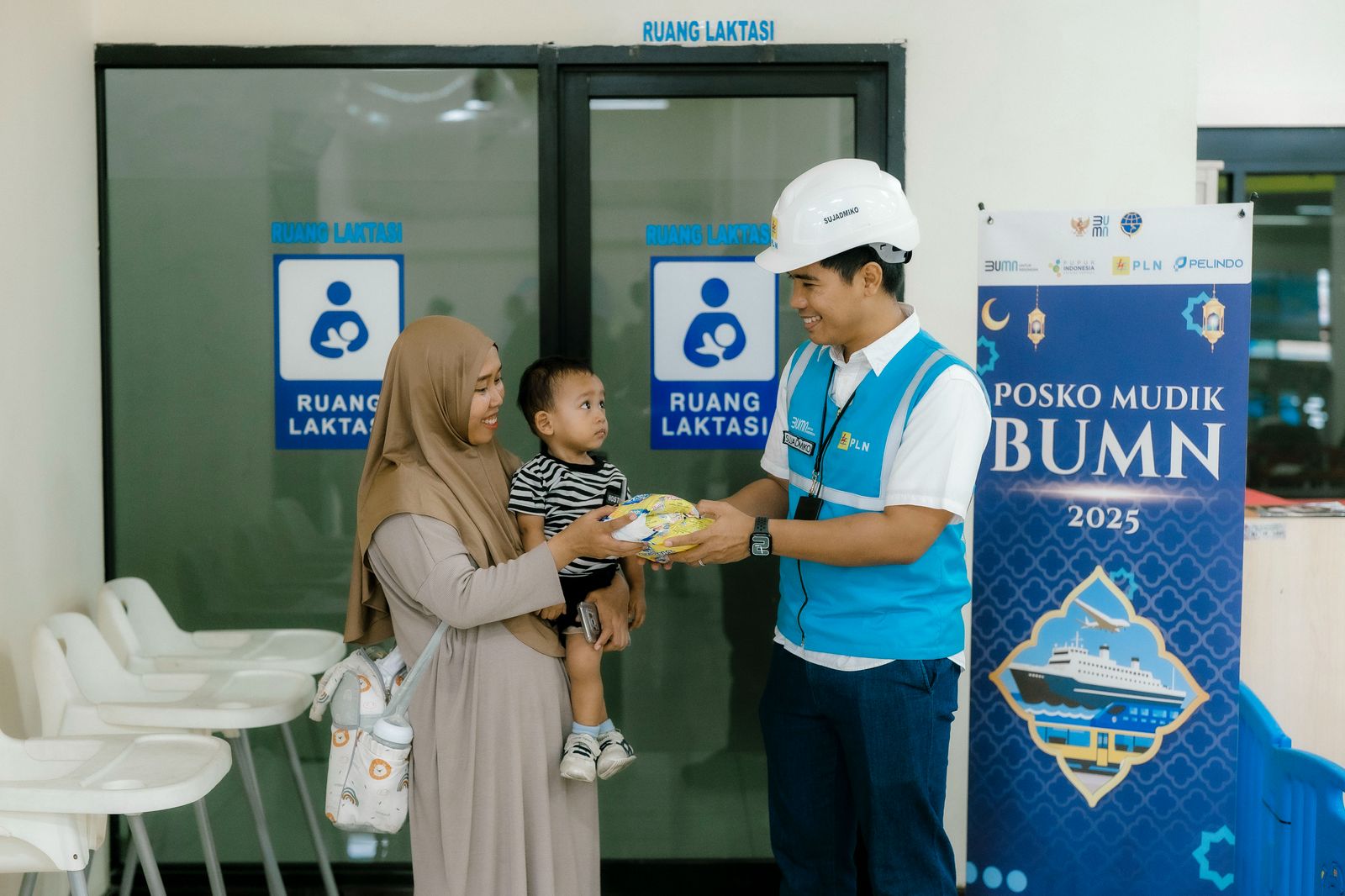 Kisah Petugas PLN Layani Masyarakat di Posko Mudik BUMN