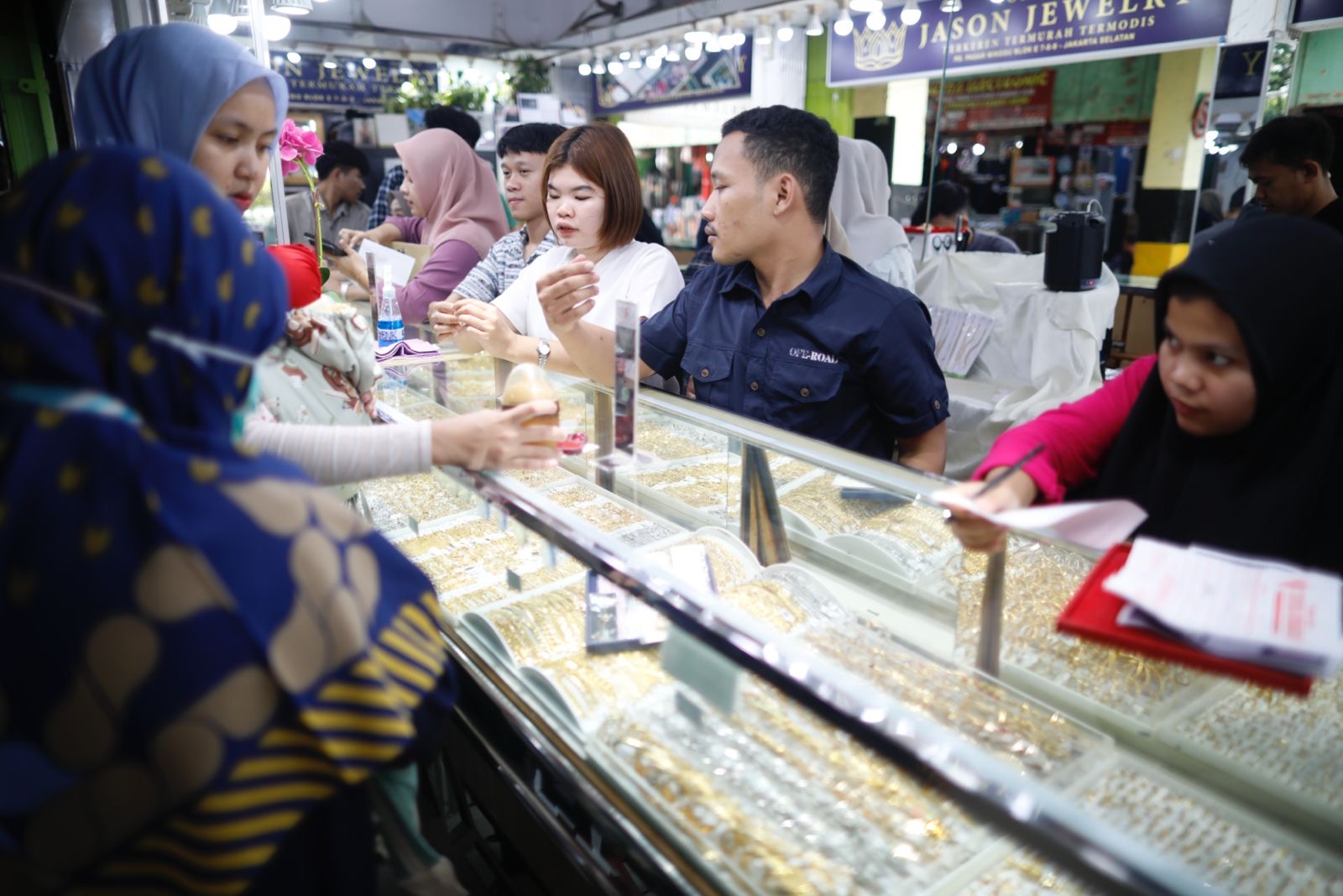 Emas Terperosok, Terseret Panik Pasar Gegara Perang Tarif