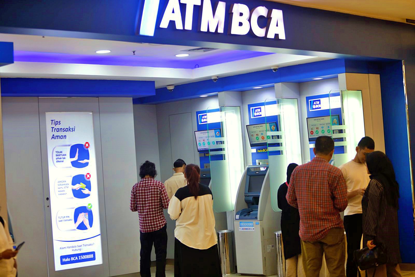 Saham BBCA Anjlok 2,35 Persen, Ini Analisisnya