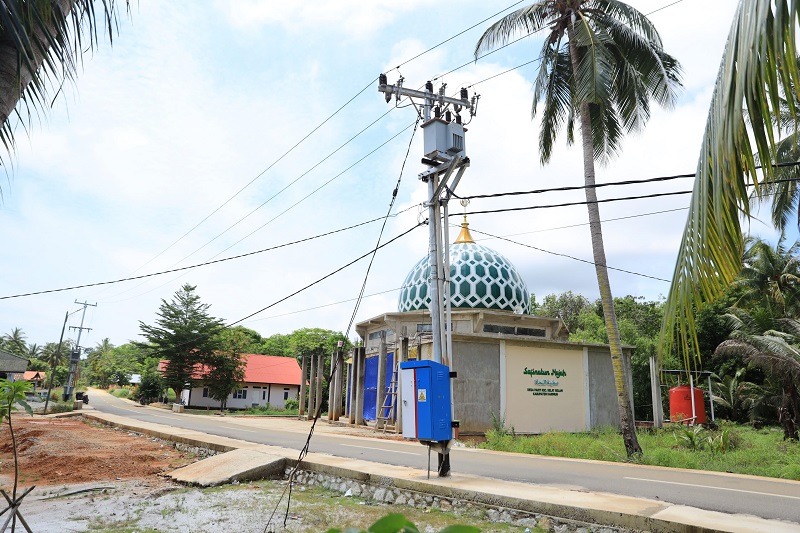 Terang Sepanjang Hari: Warga Pulau Parit Nikmati Listrik