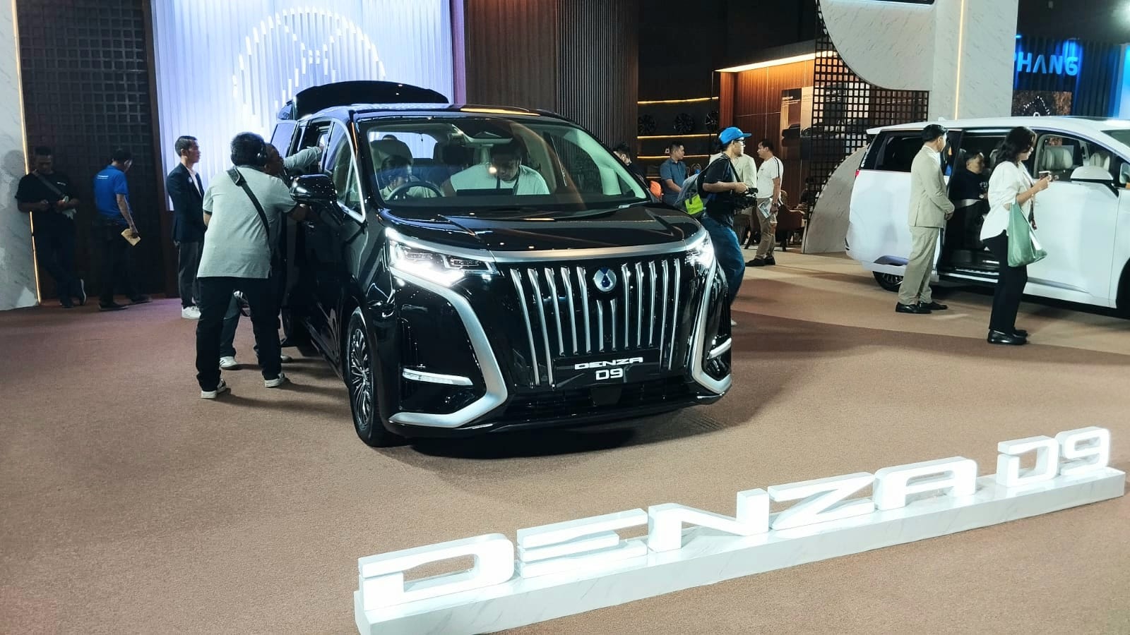 BYD Tampilkan Denza D9 di PEVS 2025, EV Terlaris Bulan ini