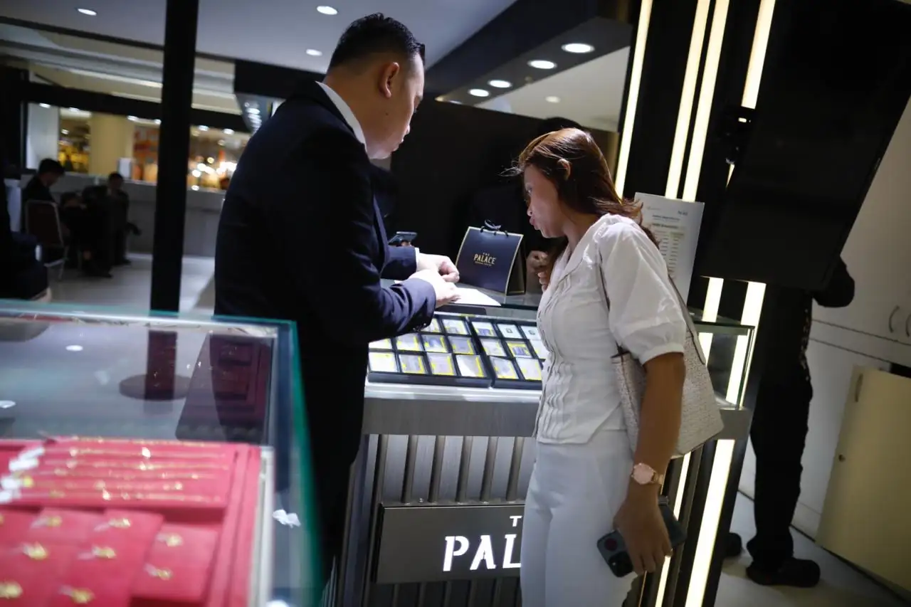 Emas Mengilap di Tengah Dolar Loyo dan Tarif Trump