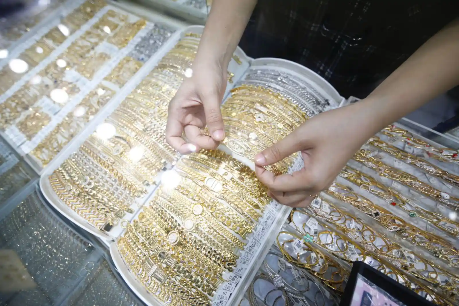 Harga Emas Sentuh Tertinggi Sepekan Terdorong Pelemahan Dolar AS