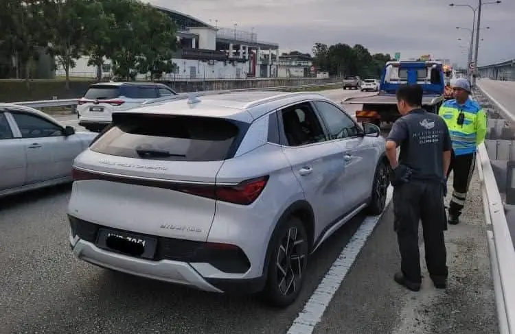 Rem Mendadak! BYD Atto 3 Bikin Panik Pengendara di Tol Malaysia