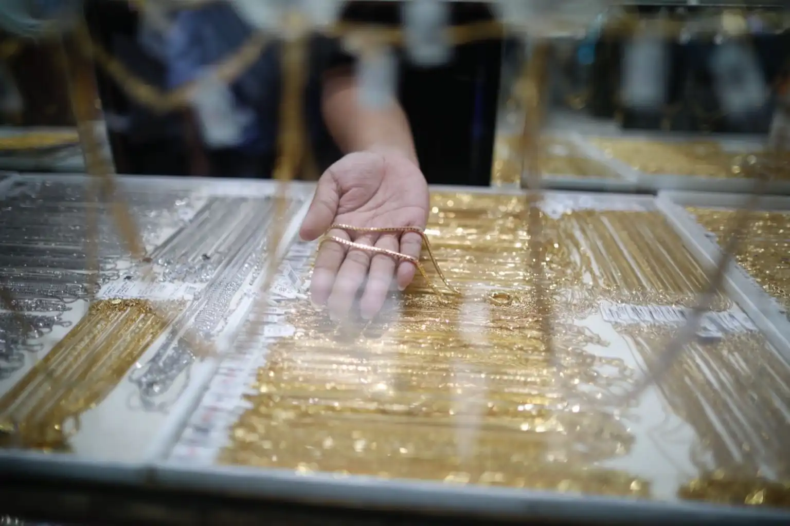 Harga Emas Melemah 2 Hari Beruntun di Tengah Meredanya Ketegangan Perdagangan Global