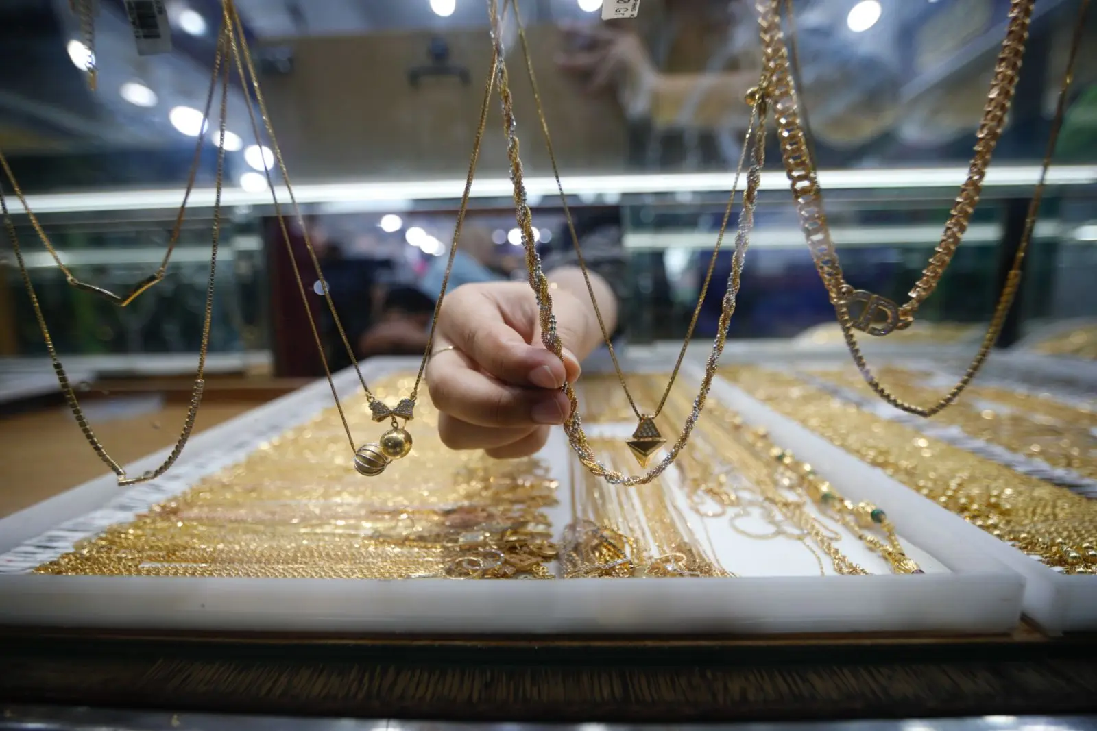 Harga Emas Menguat Tipis, Investor Waspadai Hasil Negosiasi Dagang dan Sikap The Fed