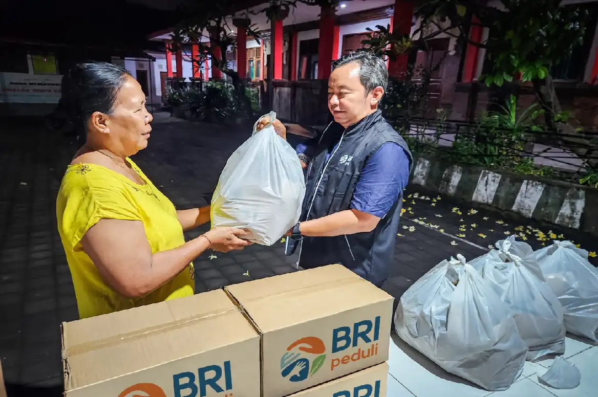 Bank BRI Serahkan Ratusan Paket Bantuan ke Korban Banjir di Bali-NTT