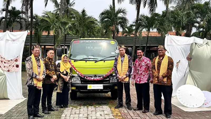 Bantu Siswa Praktik, Hino Donasikan Truk untuk SMKN 2 Tangerang