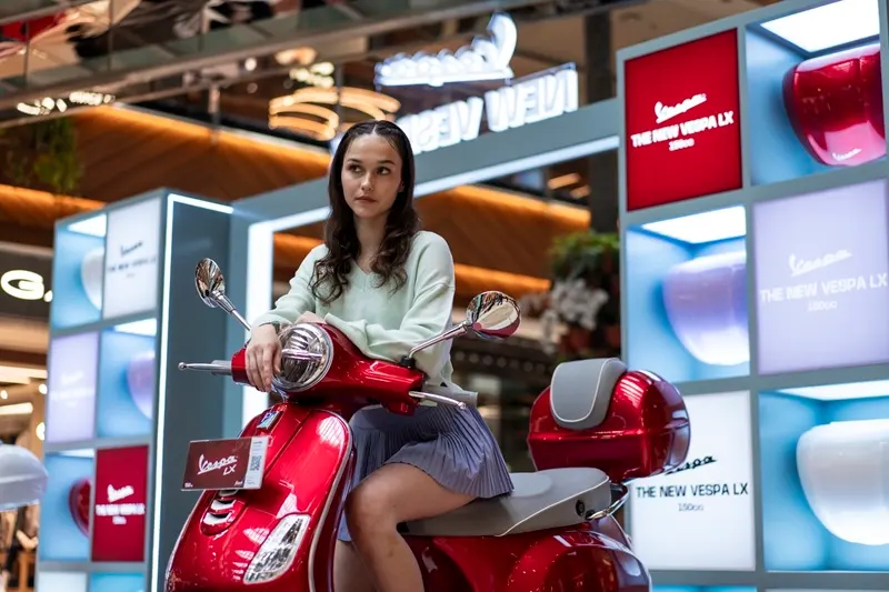 Vespa Officina 8: Skuter Artistik dengan Warna Eksklusif