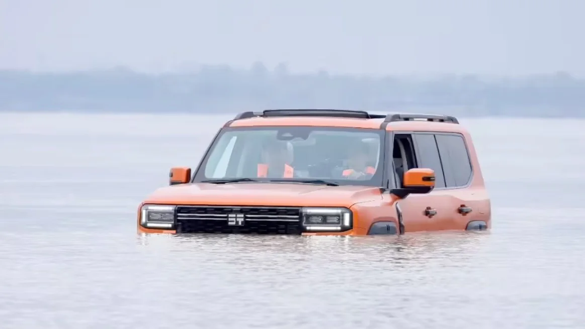 Pecahkan Rekor! Mobil ini Lewati Sungai Terbesar di China