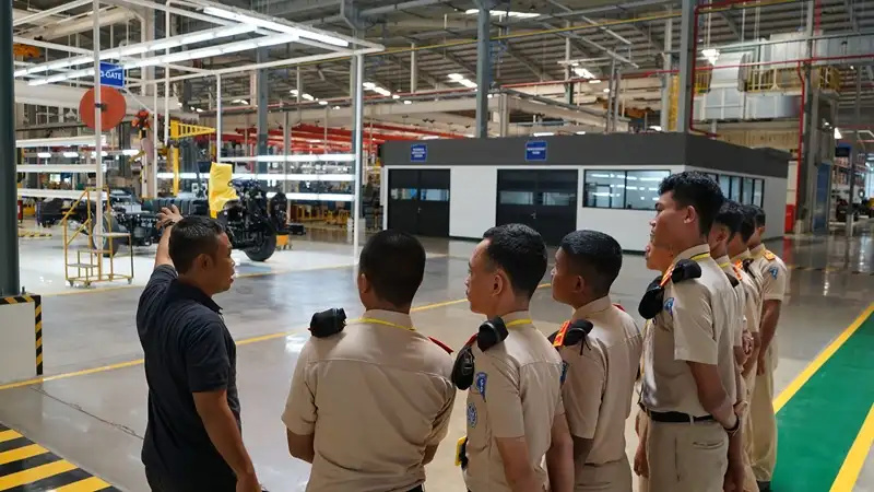 SMK Angkasa Dapat Mesin Bus Mercedes-Benz untuk Belajar