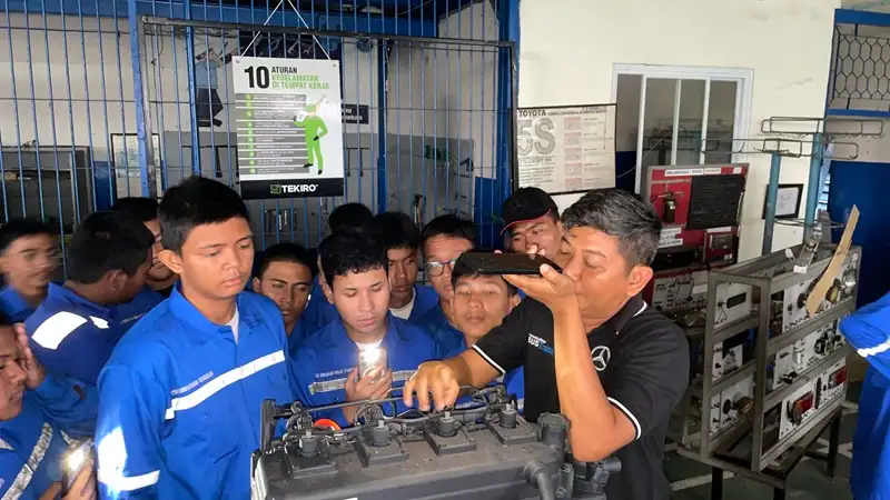 Daimler Ajak Siswa SMK Siap Bersaing di Industri Otomotif