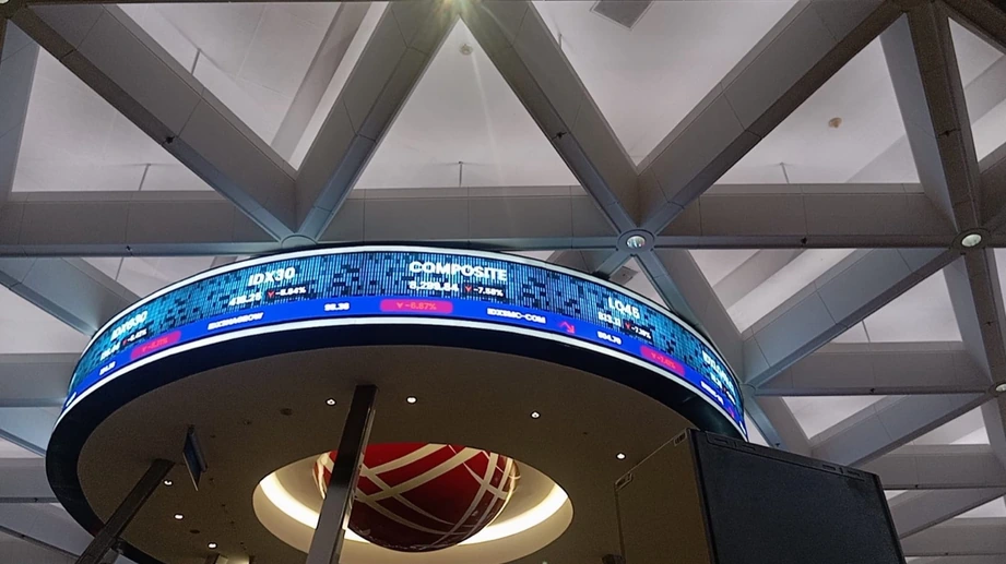 Saham Asia Terpuruk, Emas dan Minyak Jadi Pelarian Investor Global