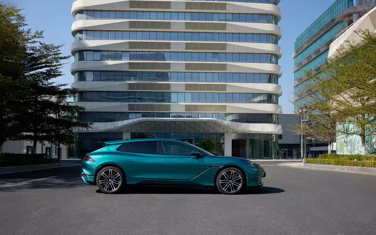 Jarak Tempuh BYD Denza Z9GT Tembus 1.000 Km Sekali Cas!