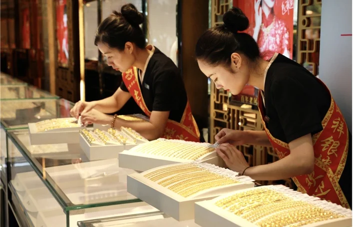 Pekan yang Terjal, Emas Global Bertahan di Atas USD5.000