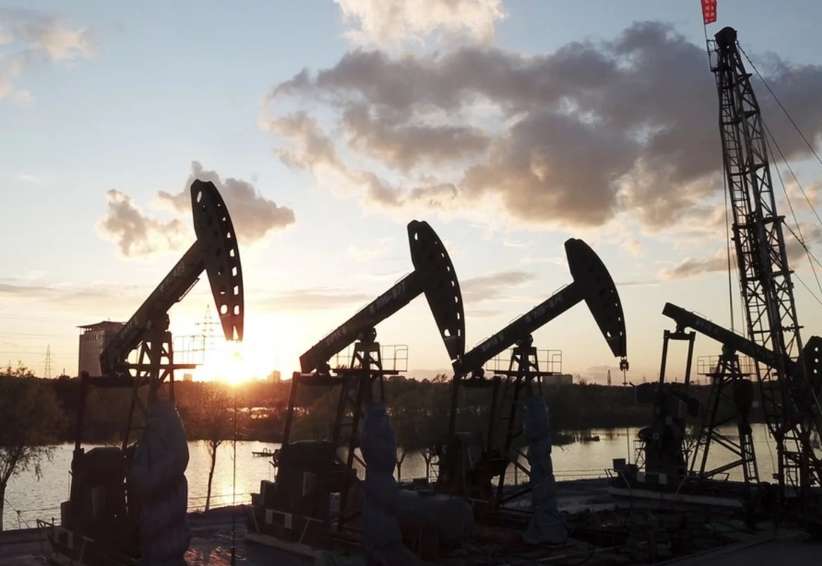 Harga Minyak Cenderung Datar di Tengah Lonjakan Stok AS dan Bayang Konflik Iran