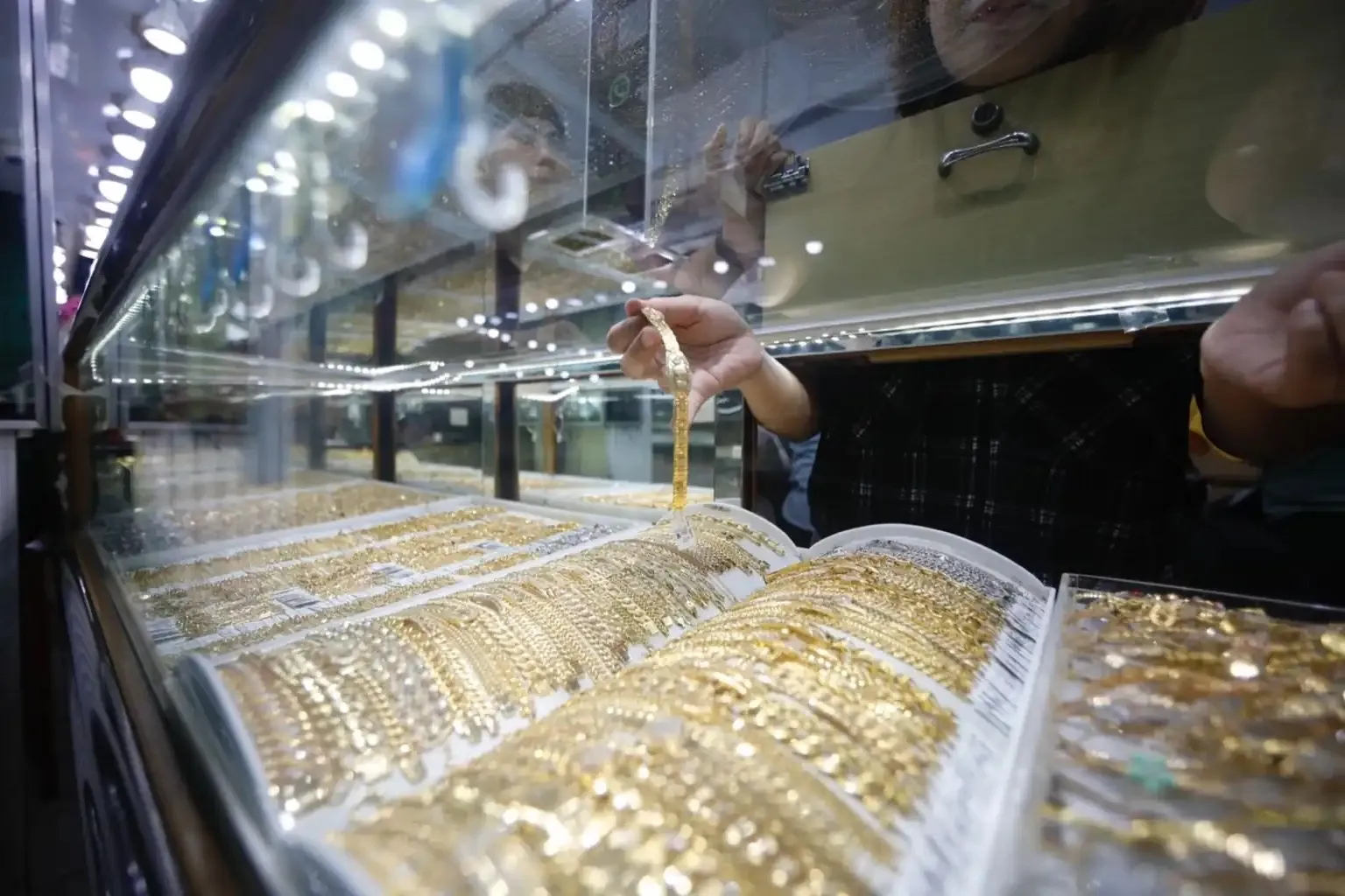Harga Emas Turun Tipis, Pasar Dibayangi Suku Bunga dan Konflik Iran