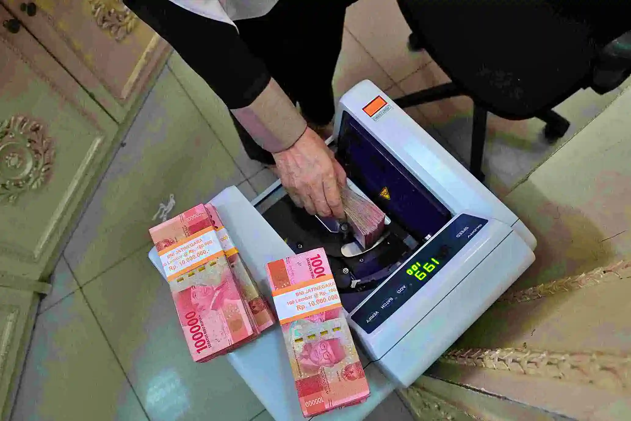 Rupiah Jebol 17.300, Kiwoom Ingatkan Tekanan Domestik Kian Jelas