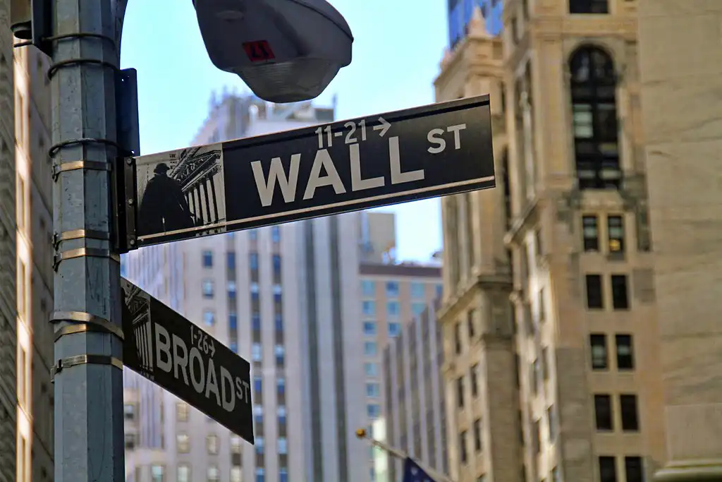 Dow Menguat Hampir 300 Poin, Wall Street Cetak Rekor Baru