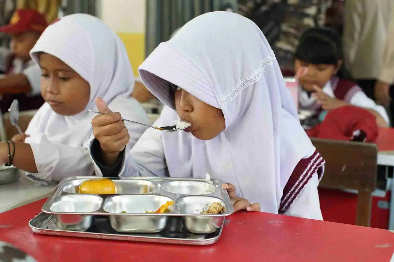 Kejaksaan 'Acak-acak' BGN, Ekonom Ingatkan MBG Jangan Berubah Jadi Program Pengadaan