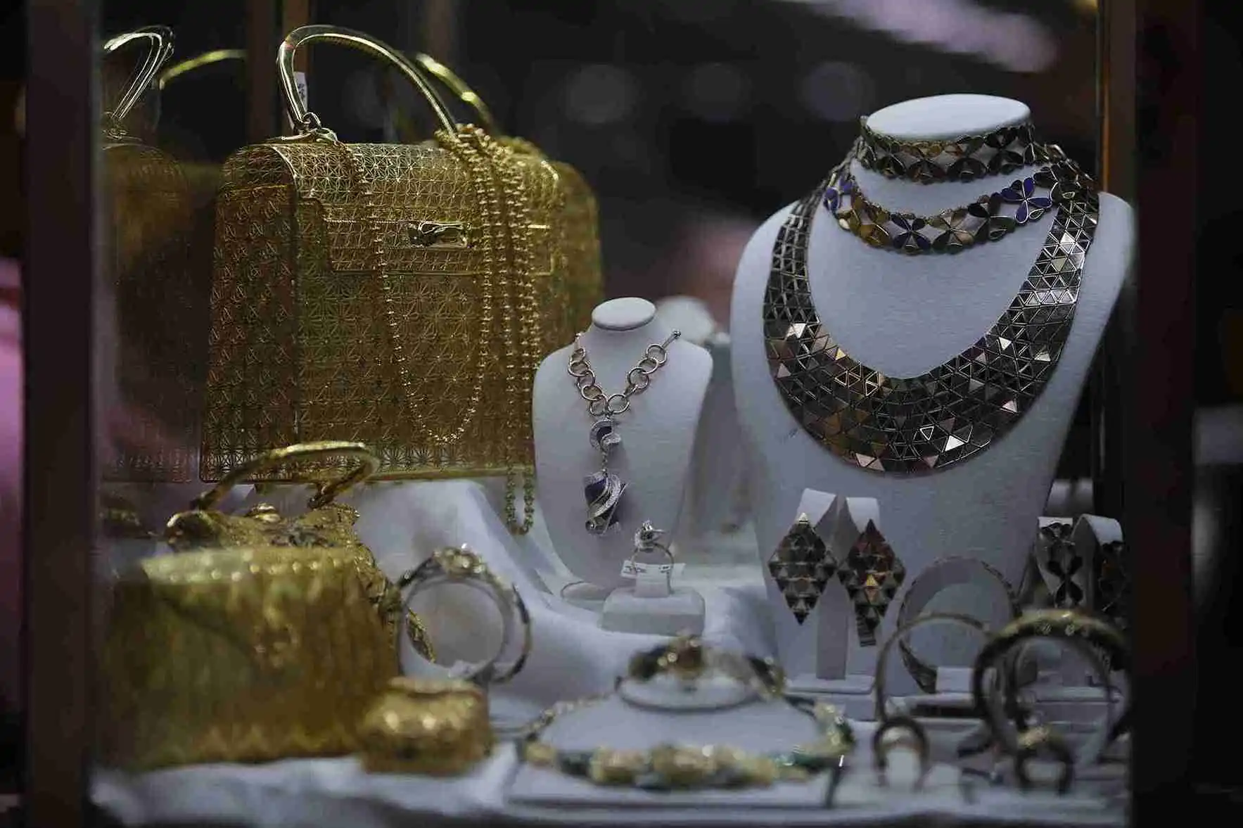 Biasanya Dicari saat Perang, Harga Emas Kali ini Malah Anjlok