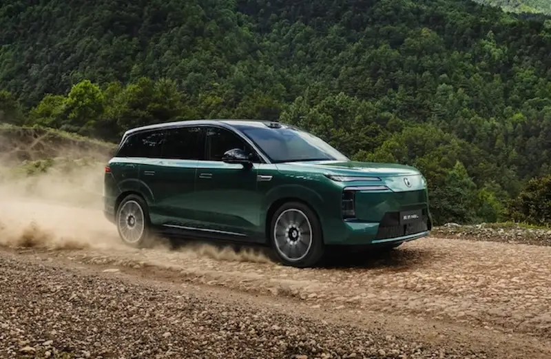Denza N8L Terbaru Bisa Tempuh 420 Km, Isi Daya Cuma 9 Menit