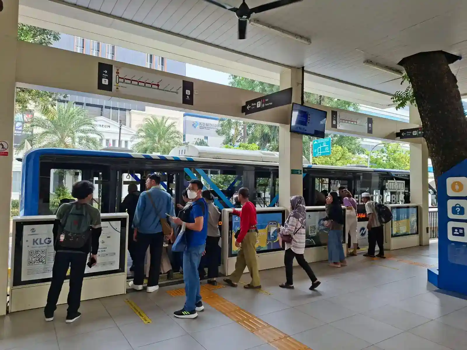 Selain Kurangi Macet-Polusi, Riset UI: Transjakarta Hasilkan Rp3,2 Triliun bagi Perekonomian RI